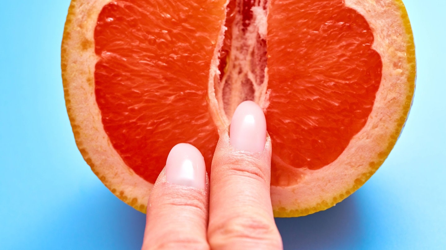 Inneres einer Orange als Symbolbild für die Vulva: Vulva und Brüste – darüber wissen viele von uns viel zu wenig. Wissen ist aber wichtig, nicht nur für bessere Gesundheit von Frauen, erklärt die Gynäkologin.