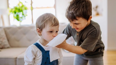 Ein Kind ist krank, das andere nicht. Dürfen nun beide Geschwister nicht in den Kindergarten?