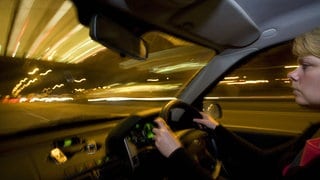 Frau fährt bei Nacht Auto, tags: Frauen Autofahren Dunkeln Männer unterschiede