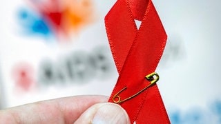 Rote Schleife der Solidarität mit HIV-Infizierten und AIDS-Erkrankten