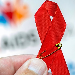 Rote Schleife der Solidarität mit HIV-Infizierten und AIDS-Erkrankten