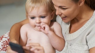 Apps zur Beobachtung der Entwicklungsschritte von Babys sind bei Eltern beliebt. Die Theorie dahinter ist allerdings umstritten.