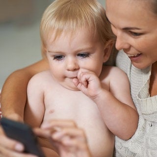 Apps zur Beobachtung der Entwicklungsschritte von Babys sind bei Eltern beliebt. Die Theorie dahinter ist allerdings umstritten.