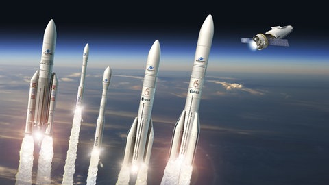 Illustration verschiedener europäischer Raketen. Von links nach rechts: Ariane 5, Vega, Vega-C, Ariane 62 mit zwei Feststoffboostern, Ariane 64  mit vier Feststoffboostern