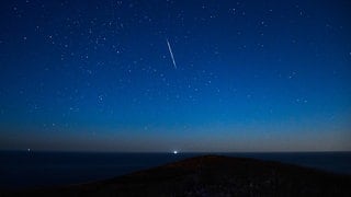 Die Geminiden lassen sich bei günstigen Bedingungen im Dezember am Nachthimmel beobachten. 2024 könnte die Beobachtung der Sternschnuppen allerdings durch den Vollmond erschwert werden.  