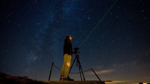 Meteoritenschauer über Kroatien im Sternbild Zwillinge. Die Geminiden Sternschnuppen kann man nur bei wolkenfreiem Himmel beobachten.