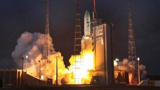 Raketenstart der Ariane 6 im europäischen Weltraumbahnhof in Kourou.