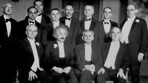 Edwin Hubble (Dritter von links, stehend) bei einem Treffen zu Ehren von Albert Einstein (Zweiter von links, sitzend) 1931 in Pasadena. Auch Robert Millikan (Erster von links, sitzend) ist anwesend.