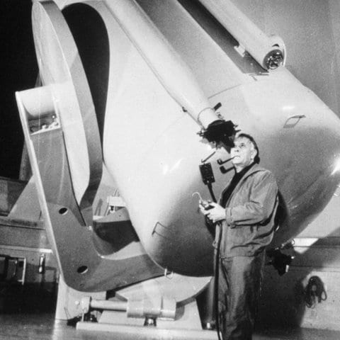 Edwin Hubble, der Entdecker der Expansion des Universums, im Observatorium. Später wurde das Hubble-Weltraumteleskop nach ihm benannt, das seit 1990 im Einsatz ist.