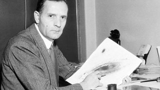 Der Astronom Edwin Hubble fand heraus, dass es im Universum mehr als nur eine Galaxie gibt und, dass sich diese von unserer Milchstraße wegbewegen.