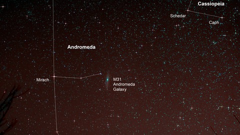 Nachthimmel mit Andromeda Galaxie - Von der Erde aus betrachtet erscheint die benachbarte Spiralgalaxie als Nebel am Himmel.