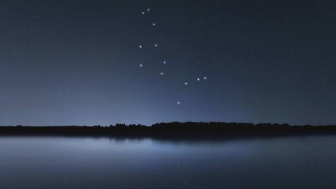 Der Bärenhüter (lat. Bootes) am Nachthimmel. Ein Teil des Sternbilds ist am frühen Abend am nord-nord-westlichen Horizont sichtbar. Dort erscheinen auch die Quadrantiden Sternschnuppen.