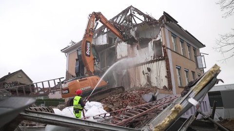 Abriss des alten Schulhauses in Altbach. Der Bauschutt wird auf dem Recyclinghof der Firma Feeß wieder zu Rohstoffen recycelt - mit einer viel besseren Umweltbilanz als neues Rohmaterial.