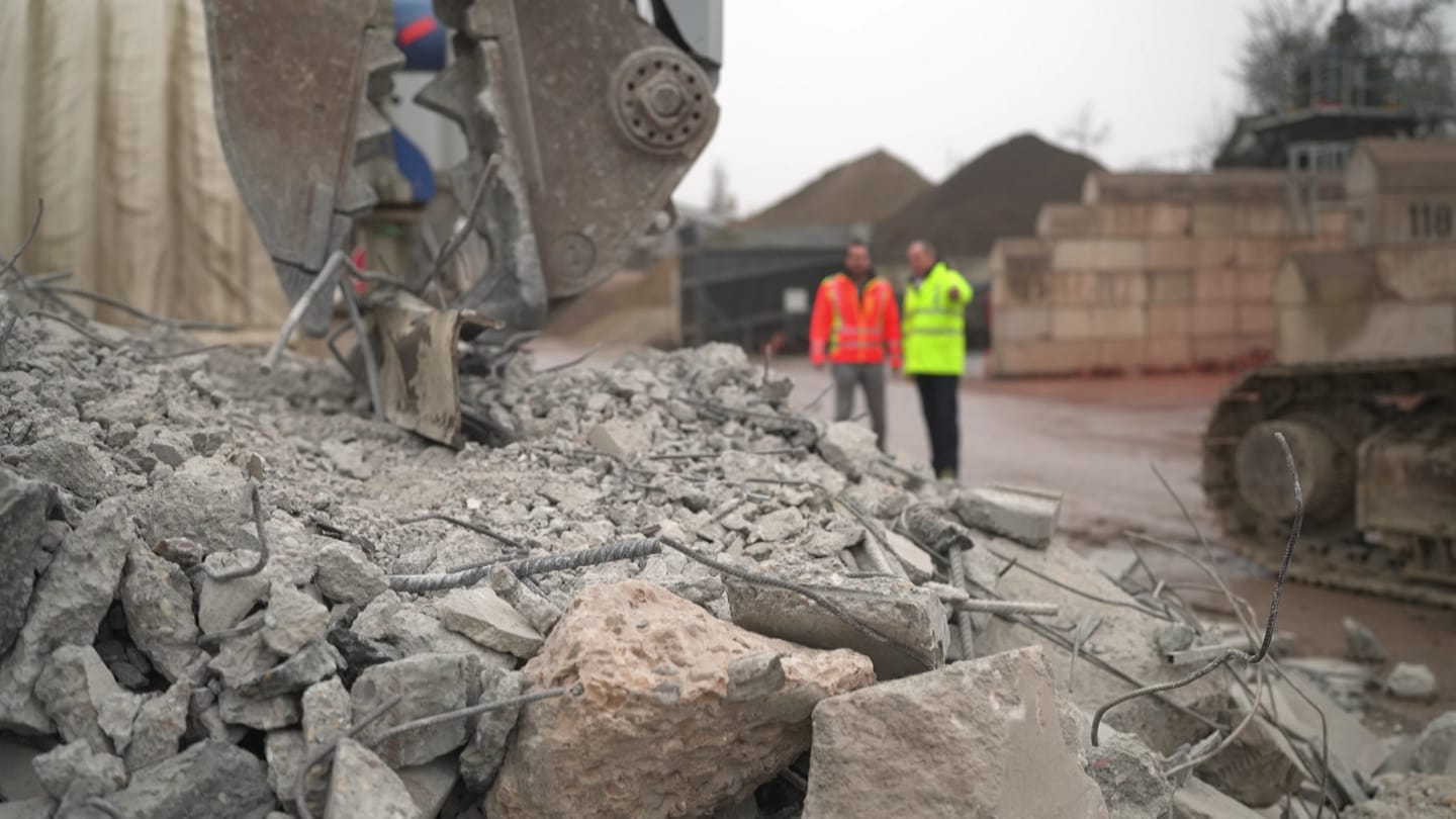 Klimaschutz durch Baustoffrecycling: Der Recyclinghof Feeß in Kirchheim Teck betreibt Kreislaufwirtschaft und spart so klimaschädliches CO2 ein.