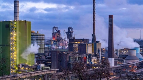 Fabrik mit Kohlenstoffemissionen. Insgesamt konnten die Treibhausgasemissionen in Deutschland um 18 Millionen Tonnen gesenkt werden. Das liegt unter anderem daran, dass weniger Kohle zur Stromproduktion eingesetzt wurde.