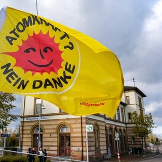 Flagge, auf der steht "Atomkraft nein danke", tags: Deutschland Atomkraft rückkehr