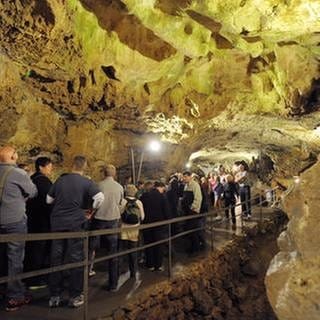 Besucher in einer Schauhöhle