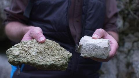 Spuren im Stein, links Kalktuff rechts massiver Kalkstein